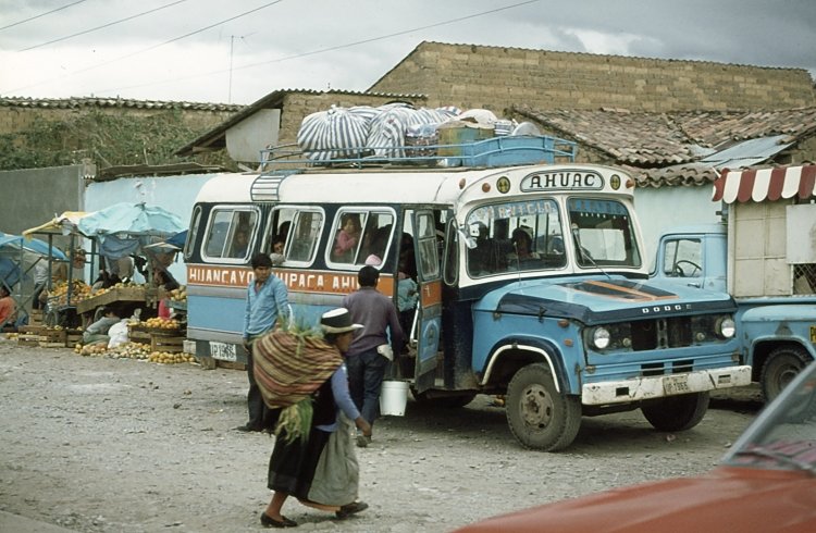 Dodge (en Perú)
UP1966
Foto tomada en el mercado de Huancayo en 1977 ó 1978 por Nigel Smith, quien la subió a http://picasaweb.google.com
Palabras clave: Dodge 