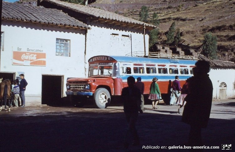 Ford - ?? - ¿Caparo?
Foto de Michel Lacombe, tomada de picasaweb.google.com
(En Perú)
Palabras clave: ford perú