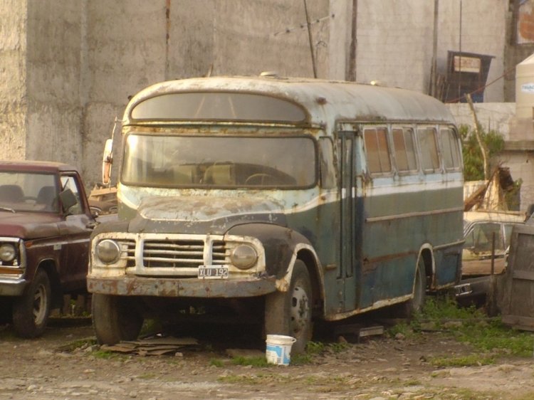 Bedford - Serra - Particular
C 110768 - XLU 192
Este sobreviviente descansa en un pequeño predio de la avenida Olimpo.
Palabras clave: Bedford