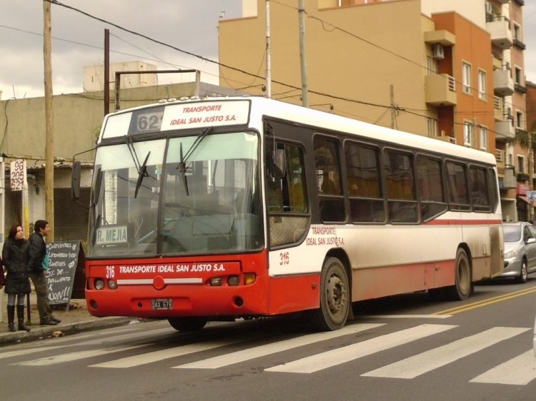 Mercerdes-Benz OH 1721 L - Marcopolo - TISJ
DAX 678
Línea 621 - Interno 316.
(Ex línea 4, interno 40; ex ex línea 26, int. 232; ex ex ex línea 132, int. 59)

Photo by Bondiman
Palabras clave: tisj