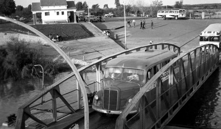 Mercerdes-Benz O-3500 - Mercedes-Benz (en Argentina) - Gobierno de Córdoba
Foto de Claudio Manzolillo, tomada de https://picasaweb.google.com

El nombre de la dependencia educativa no alcanza a verse por completo 
bajo el cartel de la UNC que pusieron al costado.
La foto fue tomada en viaje al túnel subfluvial, que estaba en construcción.
Palabras clave: 3500
