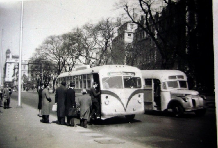 Westram W 40 (en Argentina) - Transportes de Buenos Aires
¿Línea C? ¿Línea 303?
(Datos de izquierda a derecha)

Foto publicada para su venta en ebay.com
Palabras clave: trolebús
