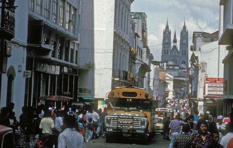 Ford - ¿? (En Ecuador) - Cía Quitumbé
Foto de Andi Reisen, tomada de https://picasaweb.google.com
Palabras clave: ecuador