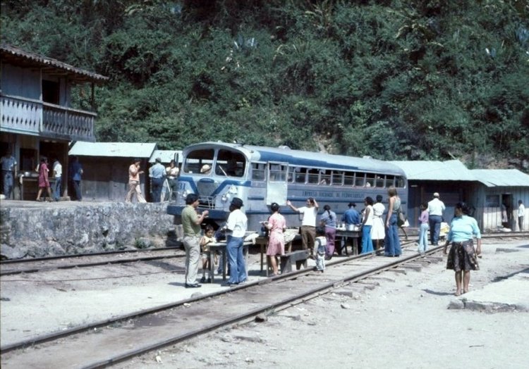 ?? - Blue Bird (en Ecuador) - Empresa Nacional de Ferrocarriles
http://galeria.bus-america.com/displayimage.php?pid=31549

Foto de James Rowan, tomada de www.flickr.com
Palabras clave: ecuador