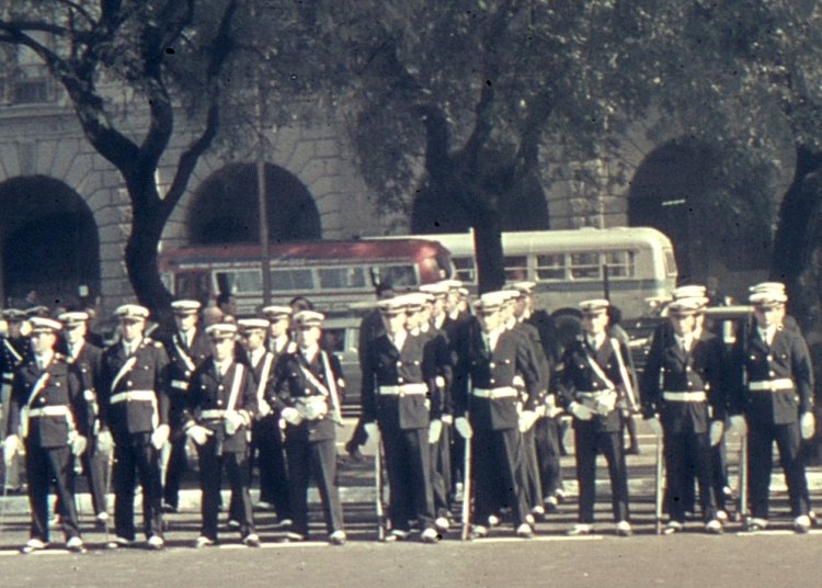 Bedford J6LZ1 - Coop. Centenario
Día de la Armada, 1968. Y, de fondo...

Foto tomada de https://picasaweb.google.com, subida por el usuario La.
[Datos de adelante hacia atrás]
Palabras clave: Leyland