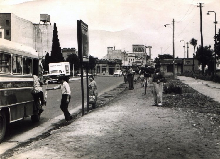 ¿Mercedes-Benz? -  El Trébol - T.U.M.
Foto tomada del blog http://quemenesafoto.blogspot.com
Palabras clave: tum