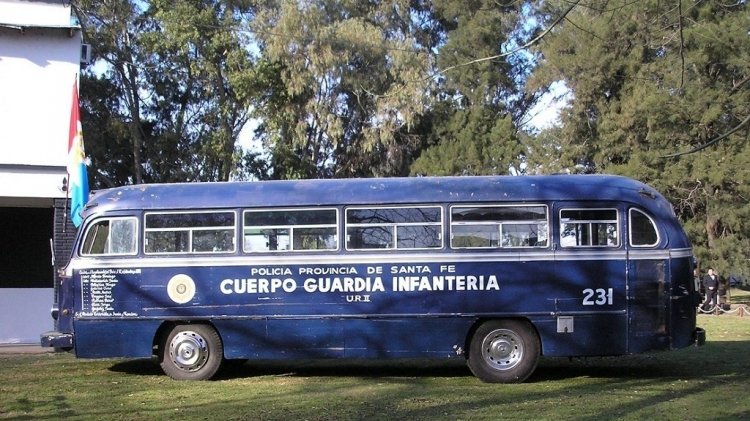 Mercerdes-Benz O-321 H (En Argentina) - Policía Provincia de Santa Fe
Foto de autor desconocido, publicada en el Facebook "Víctimas del terrorismo"

Este coche fue atacado por Montoneros en un atentado perpetrado en Rosario, en 1976, en el que murieron más de 10 personas, incluyendo a dos personas que pasaban por ahí.
