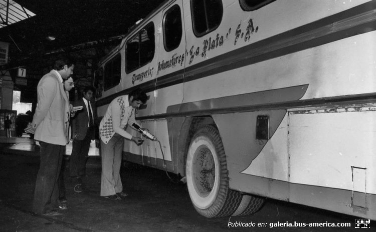 Mercedes-Benz LO 1112 (Frontalizado) - La Porteña - T.A.L.P.
Fotografía de autor desconocido
Publicada en el Facebook "Archivo Fotográfico Ministerio de Infraestructura"

