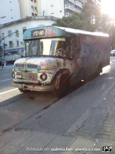 Mercedes-Benz LO 1114 - El Diseño - Particular
Mercedes Benz LO 1114 Furgon Verdulero carrozado por El Diseño 1986/7 encontrado estacionado en Av Corrientes al 4500 aprox 
Palabras clave: Furgon
