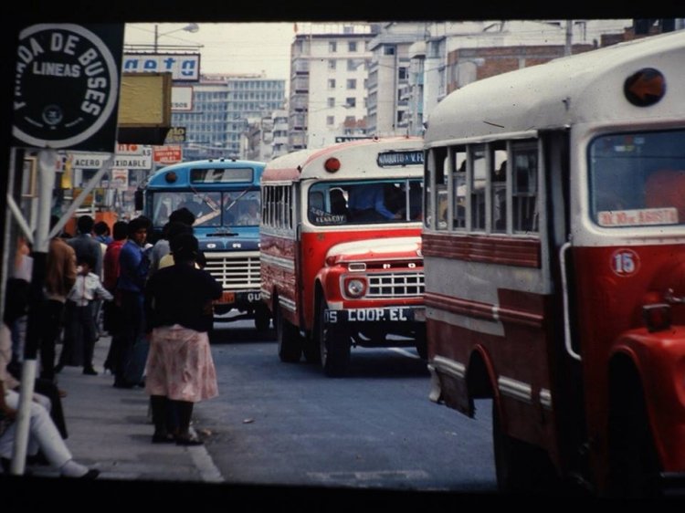 BUSES URBANOS DE QUITO PRINCIPIOS  DE LOS AÑOS 80
Fotografo: desconocido
IMAGEN extraída de FACEBOOK
BUSES URBANOS DE QUITO PRINCIPIOS  DE LOS AÑOS 80
[Datos de derecha a izquierda]
Palabras clave: BUSES URBANOS DE QUITO PRINCIPIOS  DE LOS AÑOS 80