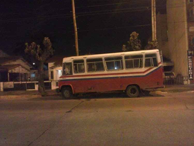 Mercedes-Benz LO 608 - Alcorta - Particular
Crazy little thing called Bus?
Minibús extraño, la carrocería parece entre Alcorta y Colonnese (u otra posible menduca)
Retratado sobre avenida Mosconi cerca de Av. San Martín, en Lomas del Mirador. Sólo estuvo ahí esa noche. Si hasta me bajé del 113 a medio camino para cazarlo...
Palabras clave: 608 mini bus mercedes benz