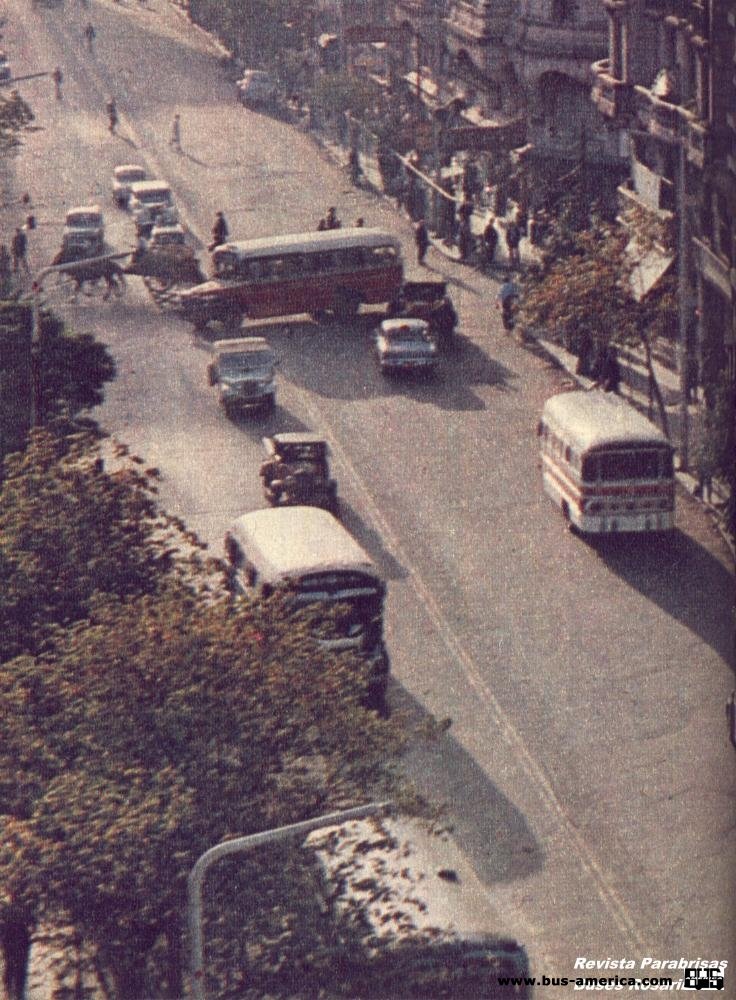 Córdoba años 60
Toma aérea de la ciudad de Córdoba en la que pueden verse varios ómnibus urbanos

[Datos de derecha a izquierda, de arriba hacia abajo]
