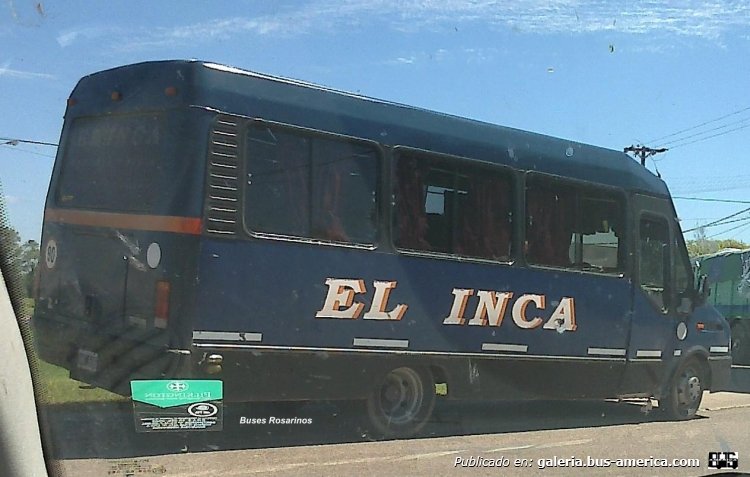 EL INCA
Esta empresa cubre el recorrido entre Victoria, Rincón de Nogoyá y Tres Bocas. Además de este minibus tiene un San Antonio de los años 80 en excelente estado de conservación.
