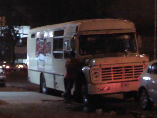 Ford B-7000 - Costa Brava - Bam Band
Una Noche de Quilmes, este Ford esperaba a los "Bam Band",
en la puerta de un bailable muy conocido.

Buen día - mi primer archivo en Bus-América.
