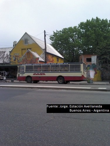 Mercedes-Benz OF 1417 - La Favorita - E.V.G.S.A.
Estación Avellaneda
Solitario EVG en la línea 293 
Un común Mercedes-Benz OF 1417 de la linea 293. Visto aquí no dice mucho y sin embargo
pertenece a una poderosa y tradicional empresa de Lomas de Zamora. 
Palabras clave: La Favorita Mercedes Benz