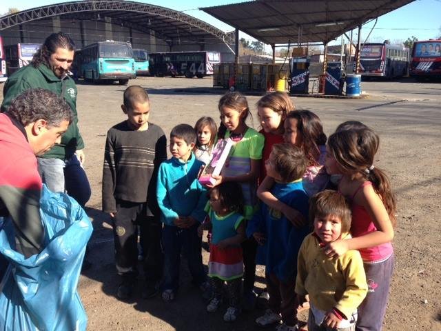Playa - Garage de Velayos.
Fuente: facebook. Linea 543-Lomas de Zamora

Dos situaciones del día de hoy (16-08-2013) 
1- Actividad solidaria por el día del niño. Habitual de esta empresa en diferentes ocasiones del año.
2 - Al fondo se observan entremezclados colectivos del expreso malvinas argentinas con los actuales de Velayos estrenando la linea 561 y 562. 
Palabras clave: linea 561 562 