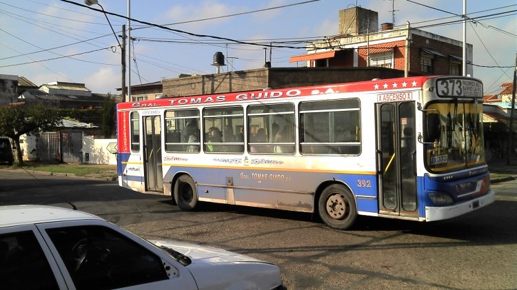 Mercedes-Benz OH 1115 - Ugarte - General Tomás Guido
Ser o No ser

En Villa Dominico circulaba este hermoso Colectivo.
Un 373 que es ex 373
Un "viejo" Tomas Guido en la "nueva" Tomas Guido.
Ser o no Ser.

Clásica librea que de a poco.... se blanquea ¿lo dije o lo pensé?
Palabras clave: Mercedes Benz Ugarte Tomas Guido 373