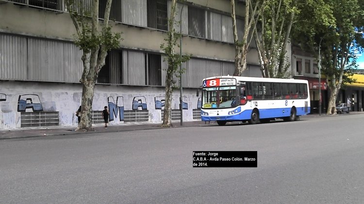 Agrale MT 15 - Todo Bus - Río Grande
Decí "ocho"....
Sobre Avda Paseo Colón una carrocería, un chasis, un logo, una librea ominipresente... "decí ocho"
Palabras clave: Todo Bus