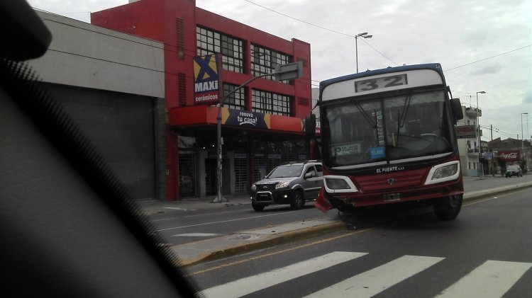 Choque en Lanús - Bs As.
Sobre la Avda H.Yrigoyen, mano hacia provincia en Lanús.
Palabras clave: Mercedes Benz El Puente 32