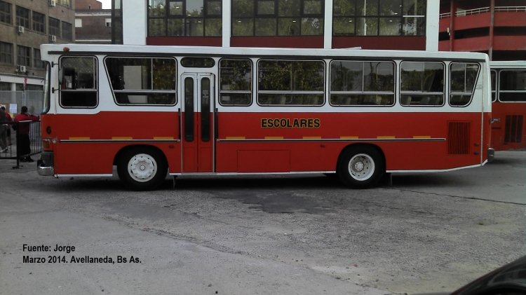 Mercedes-Benz OH 1314 - De.Ca.Ro.Li. - Escolar
En una escuela del sur del Gran Bs As.
Si bien las reformas a la estructura y estética original es tarea delicada. Aún así parece haberse logrado armonía y un producto agradable. 
Eso sí: es mi opinión.

No estoy seguro de la carrocería: Es BI.MET !?
Palabras clave: escolar mercedes benz