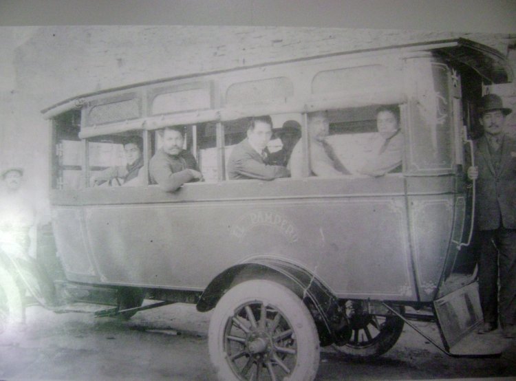 Ford TT - Carrocería Selvalles - Empresa "El Pampero"
La foto la saqué en un museo de la ciudad de San Juan, corresponde a uno 
de los primeros colectivos en circular en esa ciudad cuyana en el año 1924.

Foto: Sebastián Gutiérrez
Palabras clave: selvalles san juan el pampero