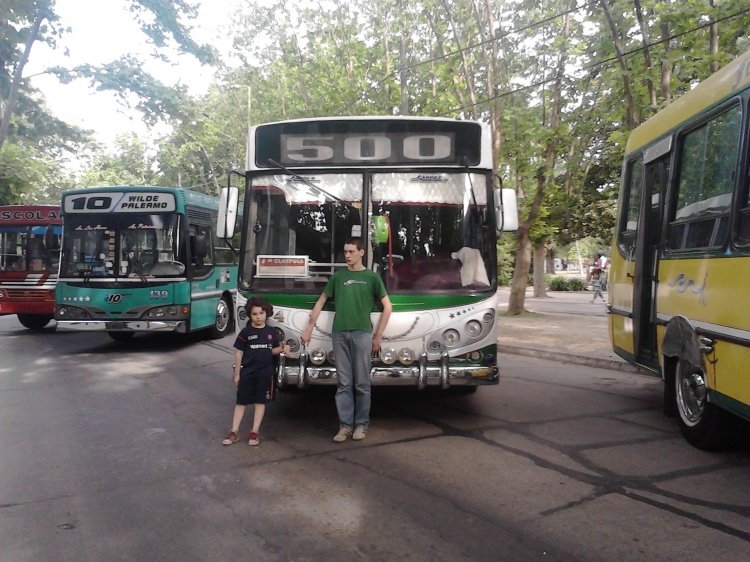Mercedes-Benz OH 1115 - La Favorita - Treinta De Agosto 
Línea 500
En una exposición realizara en el año 2012 en Florencio Varela, 
Los que aparecen en la foto, soy el mayor y mi hermano menor Leandro 
Coche ex línea 64
Palabras clave: linea 500 treinta de agosto ex linea 64 