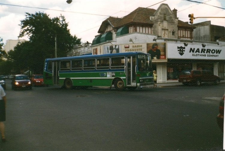 El Detalle OA 101 - El Detalle - Trainmet
Línea 170 - Interno 405
De las pocas fotos que deben andar dando vueltas en internet 
de estos coches, uno de los OA 101 que supo tener la 170 mientras 
estuvo administrada por todo ese conjunto irregular de empresas, 
que se fueron sucediendo la administración en apenas un par de años, 
a punto de finalizar su recorrido en proximidades de la estación 
Villa del Parque.
Palabras clave: EL DETALLE OA 101 170 TRAINMET