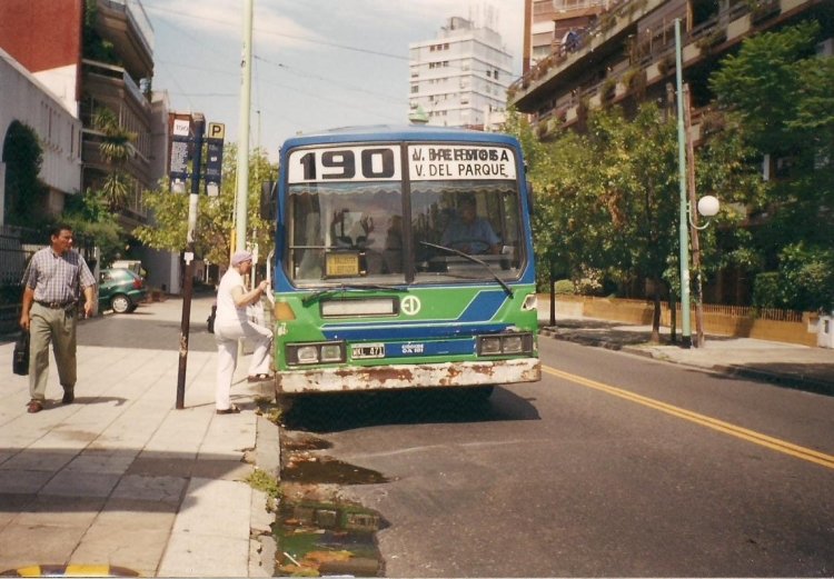 El Detalle OA 101 - El Detalle - Trainmet
WKL 471
Línea 190 - Interno 313
Otro de los El Detalle que tuvieron la 170 y la 190 durante los últimos 
tiempos de sus respectivas existencias, en este caso se trata del coche 
313,el cual había provenido de la 124 en su momento.
El estado del mismo era similar al del 312, de hecho, fíjense como 
quisieron tapar el destino original de la cartelera, correspondiente a la 
190, por el de la 170.
Palabras clave: EL DETALLE OA 101 190 TRAINMET