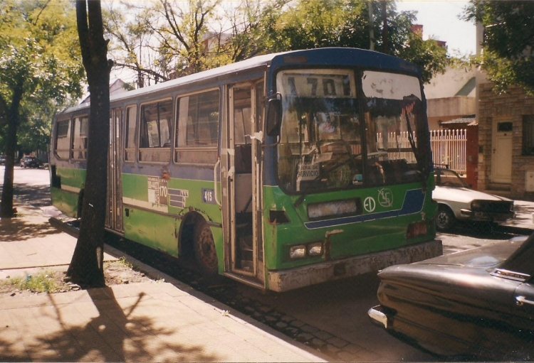 El Detalle OA 101 - El Detalle - Trainmet
WMC 417
Línea 170 - Interno 415
Esta foto la tomé de casualidad algunos meses después que 
la 170 (y la 190) cesaran definitivamente sus operaciones.
En la estación de Villa del Parque, y a modo de estandartes, 
habían colocado un OH Ei-Var con el esquema original de la 190 
y a este coche representando a la 170. Se ve que luego la historia 
torció en contra del destino de ambas lineas y este pobre OA 101 
termino su carrera estacionado en proximidades de la comisaría 
en donde tomé estas fotos.

http://galeria.bus-america.com/displayimage.php?pos=-28311
http://galeria.bus-america.com/displayimage.php?pos=-28312
Palabras clave: EL DETALLE OA 101 170 TRAINMET