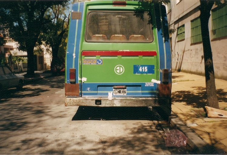 El Detalle OA 101 - El Detalle - Trainmet
WMC 417
Línea 170 - Interno 415
Una vista mas detallada de la culata del 415, el cual si observamos 
prolijamente no pareciera haber vestido esa numeración toda su, corta, 
vida sino que antes vestía la franja del 300 (correspondiente a la línea 
190) por lo que fue renumerado y transferido (en forma desprolija, 
para no desentonar).

http://galeria.bus-america.com/displayimage.php?pos=-28310
http://galeria.bus-america.com/displayimage.php?pos=-28311
Palabras clave: EL DETALLE OA 101 170 TRAINMET