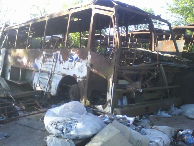 El Detalle OA 101 - El Detalle - T.I.R.S.A.
TIRSA 49 QUEMADO
Ubicado en San Nicolás, este ómnibus esta dentro de un 
galpón donde se quemo con otros 12 coches de la empresa 
T.I.R.S.A. en el año 2002
Palabras clave: TIRSA QUEMADO