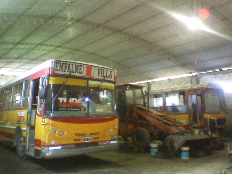 Mercedes-Benz OF 1722 - La Favorita - T.U.P.E.
A la izquierda el coche 2 nuevo de TUPE, un OF 1722 carrozado por La Favorita (2007).
A la derecha el coche 2 viejo de TUPE, un OF 1214 /45 carrozado por CORWIN (1990)

(Datos de izquierda a derecha)

Palabras clave: TUPE NUEVO VIEJO EMPALME 2007 1990 OF1722 OF1214 CORWIN Favorita