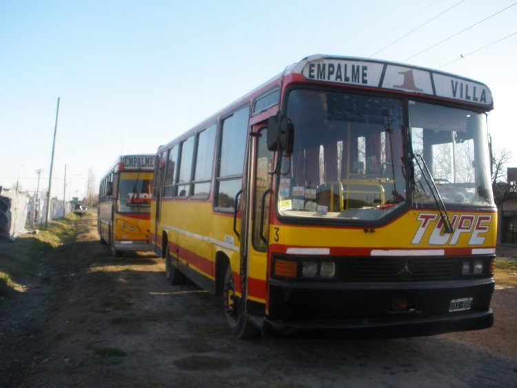 Mercedes-Benz OF 1318 - Corwin - T.U.P.E.
UXX 894
Línea 1 - Interno 3
Mercedes Benz OF 1318 /51 carrozado por Corwin - 3 de TUPE, de 1992, 
repintado recientemente
Adelante de un Mercedes-Benz OF 1722 carrozado por La Favorita de 2007

(Datos de adelante hacia atrás)

http://galeria.bus-america.com/displayimage.php?pos=-29138
Palabras clave: TUPE REPINTADO OF1318 CORWIN 1992 OF1722 La Favorita