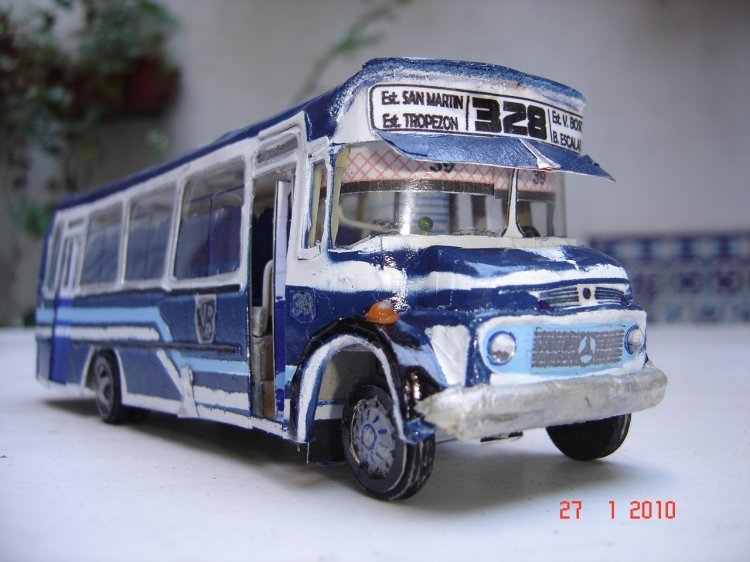 LO 1114- CARROCERIA ALCORTA  [repdroducción en miniatura]
Maqueta de la empresa villa Bosch, carrozado por Alcorta, escala 1:50aprox. materiales reciclados
Palabras clave: ALCORTA