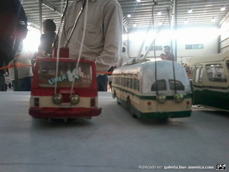 Trolebuses Rosarinos
Aca Otra Vista de los troles de marcopolo power tronics y el Alfa romeo 
