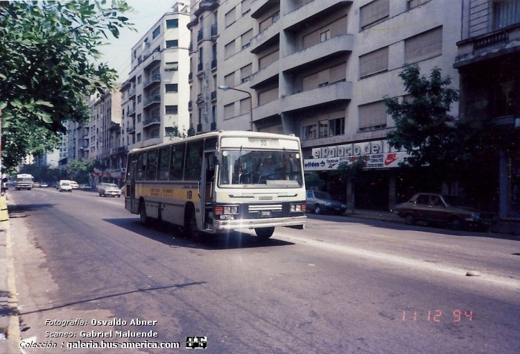 El Detalle OA 101 - San Alfonso
A.075140
[url=https://bus-america.com/galeria/displayimage.php?pid=68683]https://bus-america.com/galeria/displayimage.php?pid=68683[/url]

Línea 90 (Córdoba), interno 18

Fotógrafo: Osvaldo "Ruso" Abner
Extraído de bolsa de fotografías del Coleclub
Scaneo: Gabriel Maluende
Colección: Bus América
