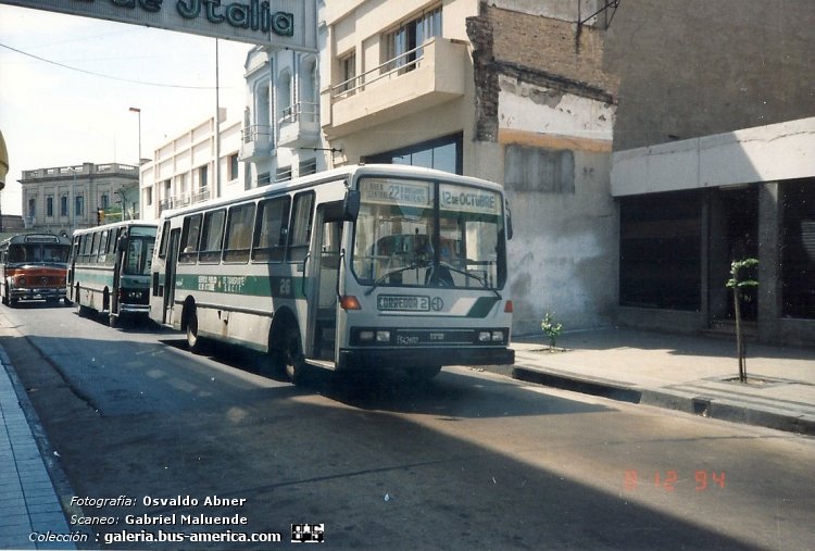 El Detalle OA 101 - 12 de Octubre
C.1542602 - luego patente WUY 244

Línea 22 (Córdoba), interno 26

Fotógrafo: Osvaldo "Ruso" Abner
Extraído de bolsa de fotografías del Coleclub
Scaneo: Gabriel Maluende
Colección: Bus América 
