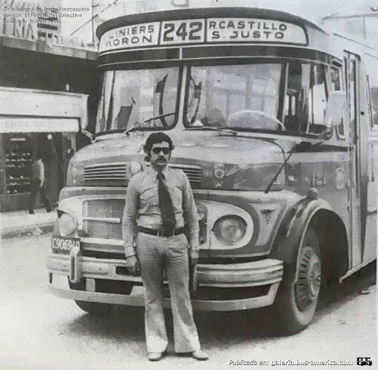 Mercedes-Benz LO 1114 - El Detalle - La Cabaña
C.906940

Línea 242 (Prov. Buenos Aires), interno 121

Fotógrafo: desconocido
En la fotografía: Darío Mazzaccaro
Revista: El Mundo del Colectivo
Colección y gentileza: Rubén Pollio
