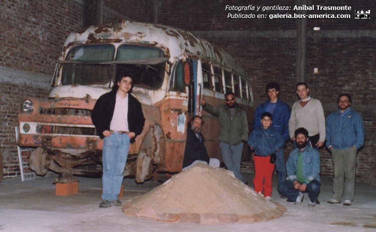 Fargo - Agosti
Ex Transporte Escolar
Ex línea 155 (Prov. Buenos Aires)

Fotografía y gentileza: Anibal Trasmonte [1º sentado]
En la fotografía: Osvaldo Abner [4º parado], Carlos Achával [2º sentado en estribo], Alejandro Sandoval [3º parado], Alejandro Scartaccini [5º parado]

[Datos de derecha a izquierda]

No se si de ese encuentro se fundó el ColeClub, que luego tuvo otra fundación y una tercera en la que no participé. Siempre buscando ser mas, para tan gran acontecimiento, mi recuerdo borroso creo que hubo varias ausencias y por ello el reintento.
