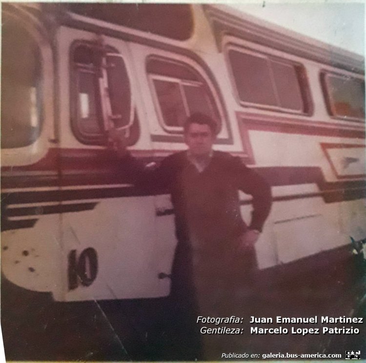 ACLO Regal VI - El Halcón - Exp.Azul
Exp.Azul, interno 10

Fotografía: Juan Emanuel Martínez
Gentileza: Marcelo López Patrizio

Se puede conocer la historia de esta empresa en nuestra sección Revista Bus Améruca: [url=https://revista.bus-america.com/Notas/ExpAzul/ExpAzul.php]Expreso Azul, una parte de historia[/url]
