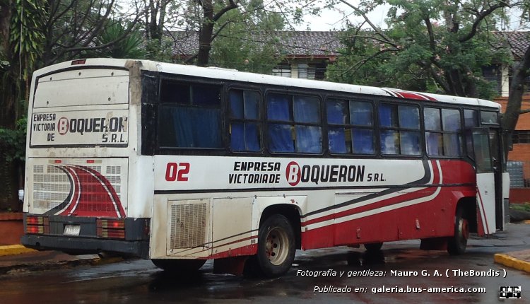 Mercedes-Benz OHL 1420 - Cametal Jumbus II (en Paraguay) - Victoria de Boqueron
NAA 838
[url=https://bus-america.com/galeria/displayimage.php?pid=65851]https://bus-america.com/galeria/displayimage.php?pid=65851[/url]
[url=https://bus-america.com/galeria/displayimage.php?pid=65860]https://bus-america.com/galeria/displayimage.php?pid=65860[/url]

Victoria de Boqueron, unidad 02 [2021-2024...]
Boqueron [¿?-2019]

Fotografía y gentileza: "The Bondis" ( thebondis.blogspot.com - Mauro G.A.) 


Una flor de fotos que gentilmente nos aporta Mauro del sitio web The Bondis.
Esta unidades si no le erro de 0 km cruzaban la frontera como serivicio diferencial  interurbano. Lo que vengo a anoticiarme es que sería un producto integral de Cametal.

