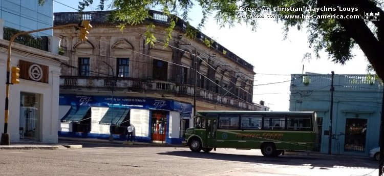 Mercedes-Benz LO 1114 - Crovara - Sager
UIV 762 - ex patente B.2015860
[url=https://bus-america.com/galeria/displayimage.php?pid=65640]https://bus-america.com/galeria/displayimage.php?pid=65640[/url]

Línea 1 (Mercedes), interno 3

Fotógrafa: "Madrina" de Glaychris
Colección y gentileza: Christian "Glaychris" Louys


¿El último 1114 en prestar servicio regular de línea?
