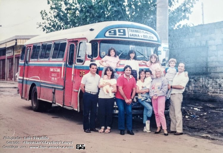 Mercedes-Benz LO 1114 - El Cóndor - Transp. 27 de Junio
Línea 99 (Buenos Aires), interno 36

Fotografía: Miguel Divahilo [primero de la derecha]
Gestión y gentileza: Christian "Glaychris" Louys
