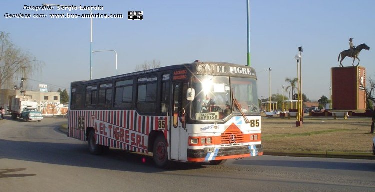 Mercedes-Benz OF 1214 - El Trapiche - El Tigre
TOD 043 - ex patente M.269380
[url=https://bus-america.com/galeria/displayimage.php?pid=62705]https://bus-america.com/galeria/displayimage.php?pid=62705[/url]
[url=https://bus-america.com/galeria/displayimage.php?pid=62706]https://bus-america.com/galeria/displayimage.php?pid=62706[/url]
[url=https://bus-america.com/galeria/displayimage.php?pid=62708]https://bus-america.com/galeria/displayimage.php?pid=62708[/url]
[url=https://bus-america.com/galeria/displayimage.php?pid=62709]https://bus-america.com/galeria/displayimage.php?pid=62709[/url]
[url=https://bus-america.com/galeria/displayimage.php?pid=62710]https://bus-america.com/galeria/displayimage.php?pid=62710[/url]
[url=https://bus-america.com/galeria/displayimage.php?pid=62711]https://bus-america.com/galeria/displayimage.php?pid=62711[/url]

El Tigre (Prov. Tucumán), interno 85
Ex El Tigre (Prov. Tucumán), interno 40
Ex línea 122 (Prov. Tucumán), interno 40 [2006-2007]
Ex líneas 40 (Mendoza), interno 45 [1991-2006]
Ex línea 4 (Mendoza), interno 45 [1990-1991]

Fotografía y gentileza: Sergio Lacroix

Para conocer la historia completa de esta carrocería haga click en: 
[url=https://www.bus-america.com/ARcarrocerias/ElTrapiche/ElTrapiche-histo.php]EL TRAPICHE,  historia de sus carrocerías[/url]
