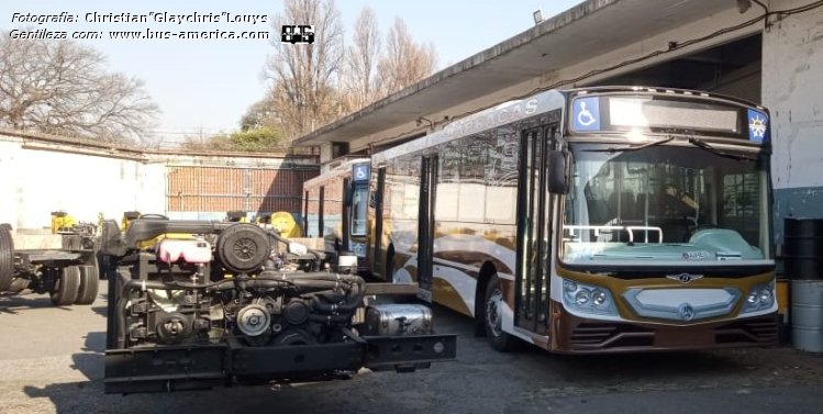 Mercedes-Benz OH 1721 L SB - La Favorita Favorito GR - Transp.Santa Fe
Línea 39 (Buenos Aires)

Fotografía y gentileza: Christian "Glaychris" Louys
