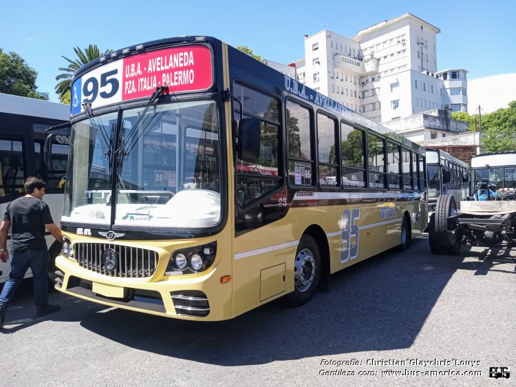 Mercedes-Benz OH 1621 L SB - La Favorita Favorito GR 95/2016 - Ant.Arg
AG 512 JM (sin patentar al momento de la imagen)
[url=https://bus-america.com/galeria/displayimage.php?pid=66244]https://bus-america.com/galeria/displayimage.php?pid=66244[/url]
[url=https://bus-america.com/galeria/displayimage.php?pid=66245]https://bus-america.com/galeria/displayimage.php?pid=66245[/url]
[url=https://bus-america.com/galeria/displayimage.php?pid=66247]https://bus-america.com/galeria/displayimage.php?pid=66247[/url]
[url=https://bus-america.com/galeria/displayimage.php?pid=68175]https://bus-america.com/galeria/displayimage.php?pid=68175[/url]

Línea 95 (Buenos Aires), interno 25

Fotografía y gentileza: Christian "Glaychris" Louys
