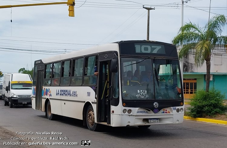 Volkswagen 15.190 OD - Nuovobus Menghi - La Cordial
AC 146 GI
[url=https://bus-america.com/galeria/displayimage.php?pid=60591]https://bus-america.com/galeria/displayimage.php?pid=60591[/url]

Línea 107 (Resistencia), interno 789


Fotografía: Nicolás Recio
Gentileza: Raúl Vich

Cortes de pintura que este viernes empezarán a ir desapareciendo, con la implementación del nuevo sistema, si se cumplen las fechas
