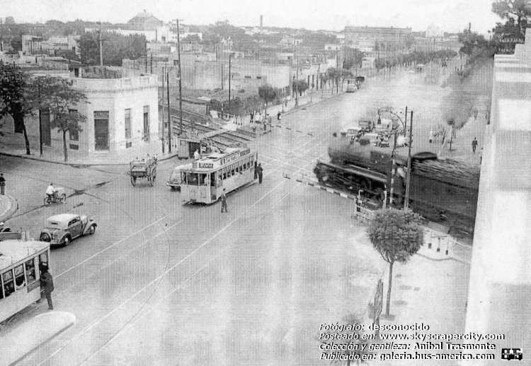 (en Argentina) - CTCBA
Línea 31 (Buenos Aires)

Fotografo: desconocido
Publicado en: skyscrapercity
Colección y gentileza: Anibal Trasmonte

Puede conocer la historia de esta una de las líneas que circulaban por allí en: [url=http://bus-america.com/revista/Notas/30&31.htm]Revista Bus América, líneas 30 y 31, sus histórias[/url]

"Prototipo 374 de 36 asientos en la línea 31 de TBA, construído en los Talleres Estomba de la Corporación de Transportes de Buenos Aires. Este coche único fue diseñado por la Corporación en la década del ‘40 y puesto en operaciones en 1944."


Archivo posteado por segunda vez, originalmente posteado en 2018
