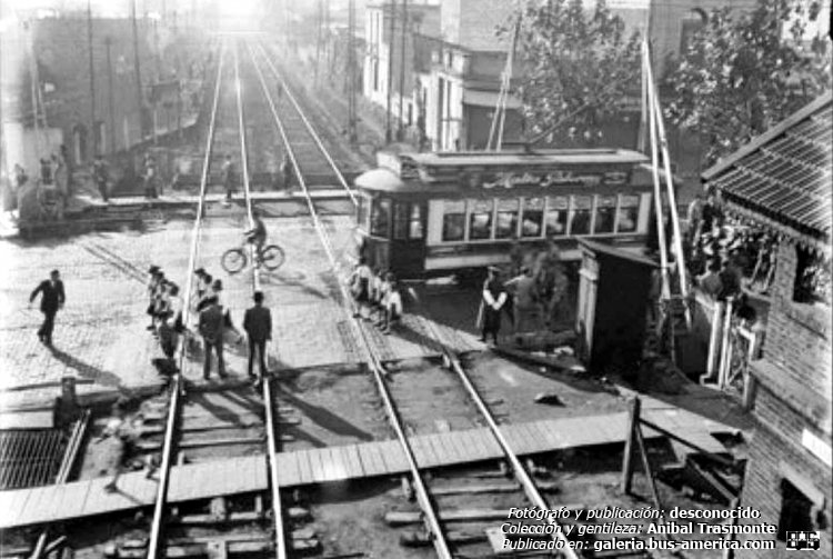 Brill 21E (en Argentina) -Cía. Lacroze
Cía. Lacroze (Buenos Aires)

Fotografo: desconocido
Colección y gentileza: Anibal Trasmonte

Puede conocer la historia de esta una de las líneas que circulaban por allí en: [url=http://bus-america.com/revista/Notas/30&31.htm]Revista Bus América, líneas 30 y 31, sus histórias[/url]


Archivo posteado por segunda vez, originalmente posteado en 2018
