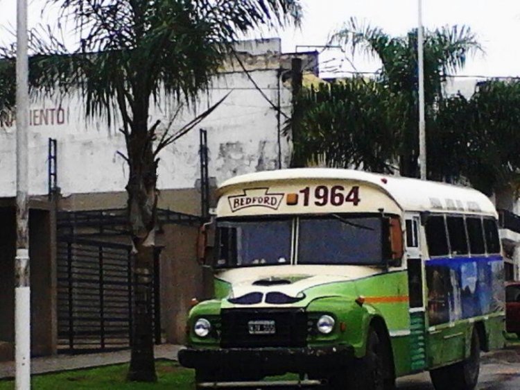 Bedford J6LZ1 - Caseros
U.018417 - WJB555 
http://galeria.bus-america.com/displayimage.php?pid=30909
http://galeria.bus-america.com/displayimage.php?pid=30908

Fotografía: Blas Schmidt
